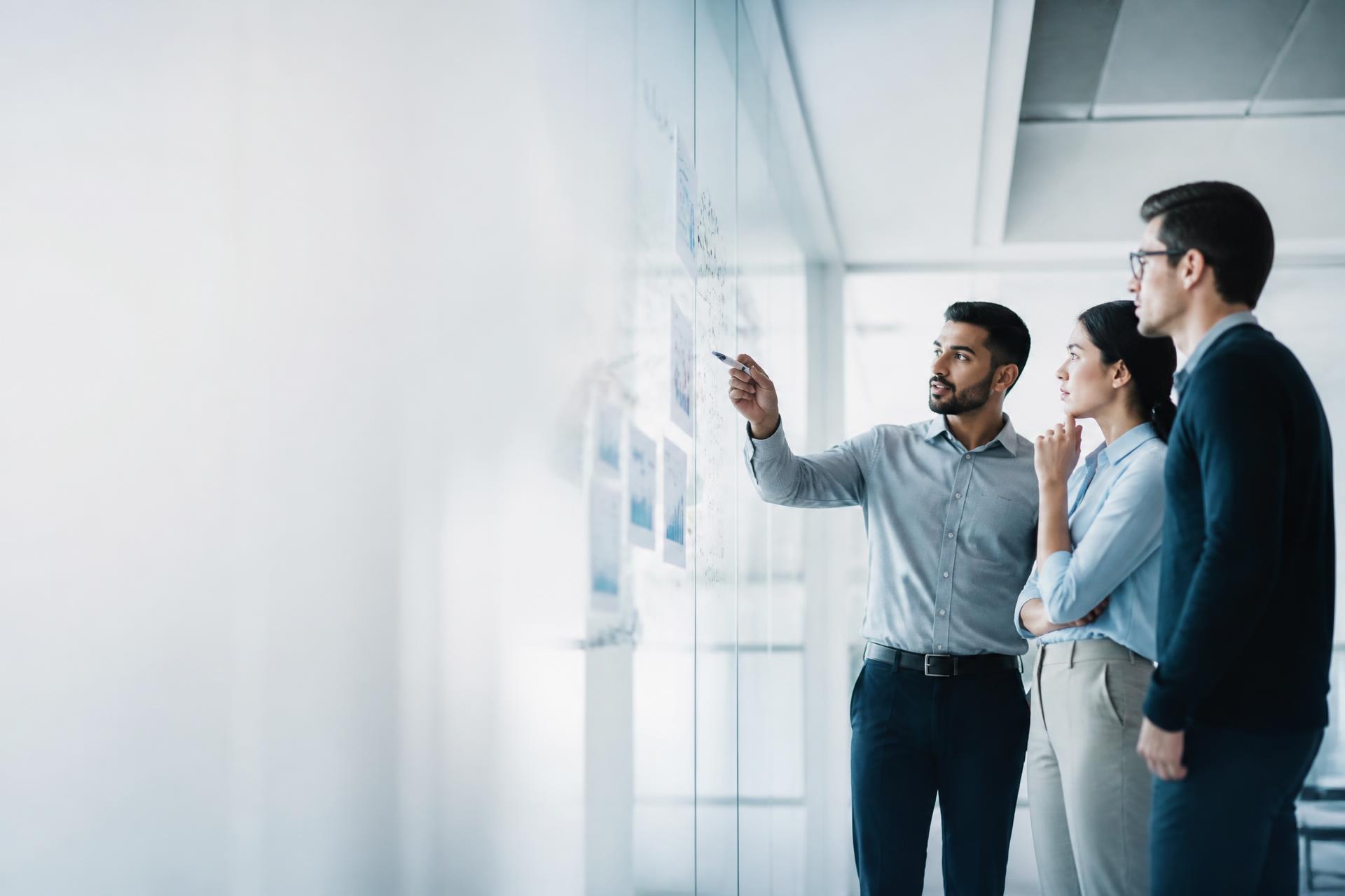 Consultants marketing DY Agency analysant des données de croissance